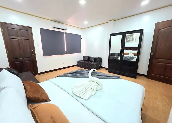 U64 La Guardia Townhouse 3 Bedroom Free Parking Near It Park Leilighet *