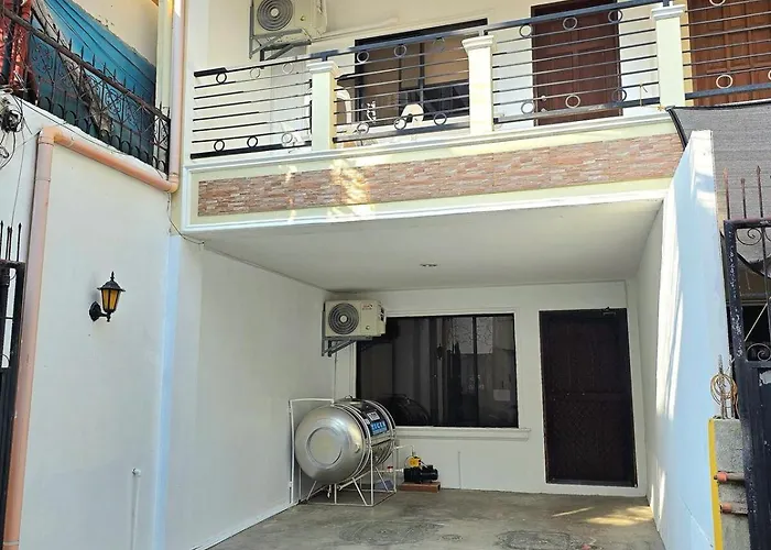 U64 La Guardia Townhouse 3 Bedroom Free Parking Near It Park Leilighet *