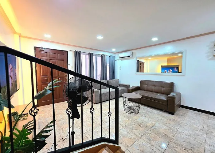 U64 La Guardia Townhouse 3 Bedroom Free Parking Near It Park *